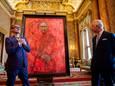 Koning Charles met kunstenaar Jonathan Yeo en het portret.