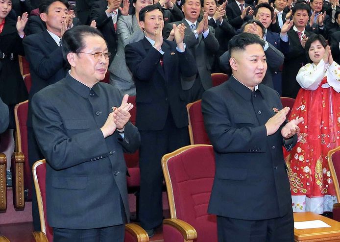 Jang Song-thaek (links) was ooit een vertrouweling van zijn neef Kim Jong-un, maar in 2013 werd hij genadeloos geëxecuteerd.