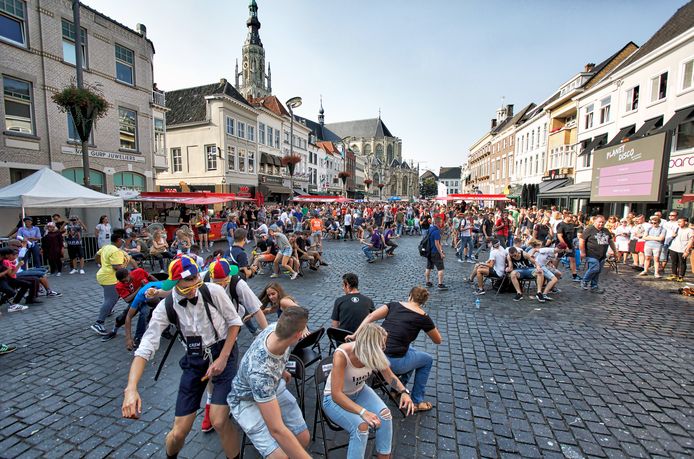 In 2016 was er nog een stoelendans op de Grote Markt in Breda waaraan eerstejaars studenten meededen tijdens de introductieweek. Dit soort activiteiten zijn dit jaar vanwege de coronabeperkingen niet mogelijk.