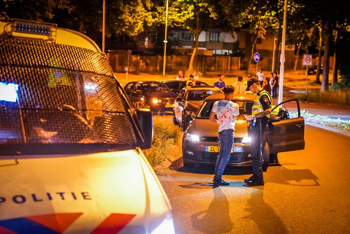 Onrust in stadsdeel Tongelre in Eindhoven op donderdag 25 juni 2020. Een noodverordening was afgekondigd, politie controleert mensen op straat. Het kostte veel mankracht.