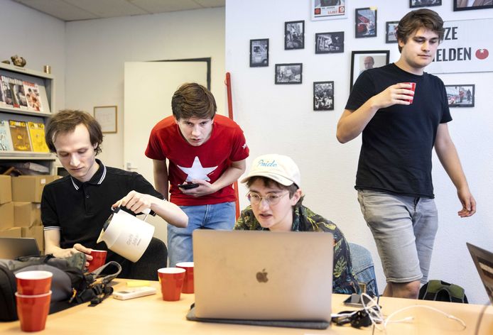 Het bestuur van Rood, toen nog de jongerenorganisatie van de SP, tijdens een online-ledenvergadering in juni. In het rode T-shirt staat Olaf Kemerink: hem was het lidmaatschap eerder al ontnomen.