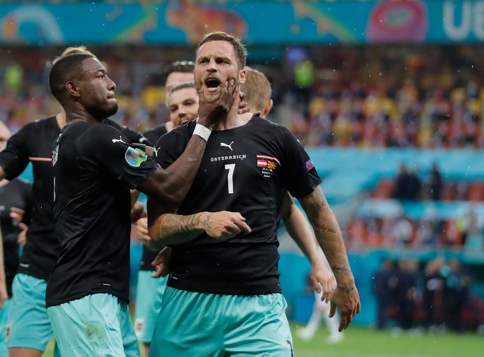 David Alaba moet Marko Arnautovic tot stilte manen na zijn goal tegen Noord-Macedonië.