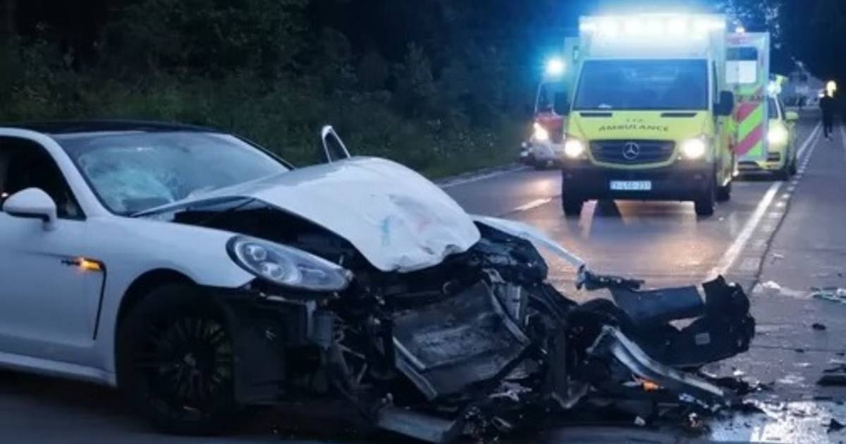 Bestuurder Porsche in shock na zware botsing met motoragent: ‘Ik hoop dat hij het redt’.