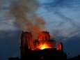 Le feu ravage toujours Notre-Dame de Paris, la flèche s'est effondrée