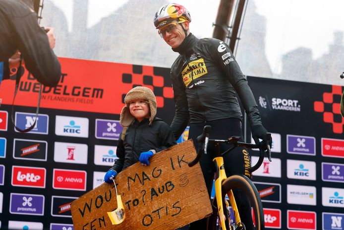 Een dolgelukkige Otis op het startpodium bij zijn grote idool Wout Van Aert.