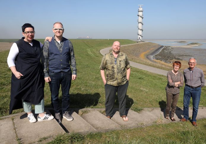 Bezwaarmakers tegen de radartoren: (vlnr.) Sophie Noens, Ronès Wielinga, Jan Hamelink en Ans en Wilbert Burgers in 2021.