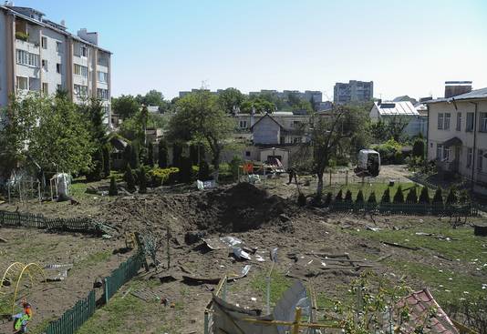 Een krater bij een crèche in Lviv.