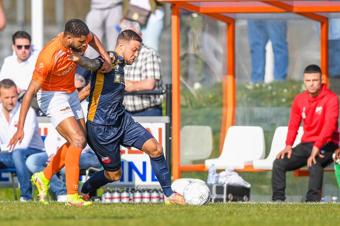 Kozakken Boys-middenvelder Mark Veenhoven houdt Rodney Klooster van TEC van de bal.