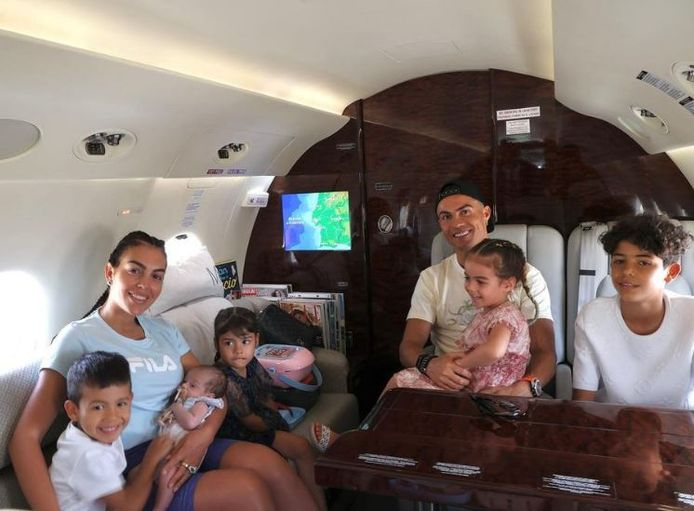 Ronaldo en Georgina in de Gulfstream G200-jet met baby Bella Esmeralda, Mateo (l), Eva, Alana Martina en Cristiano Jr.