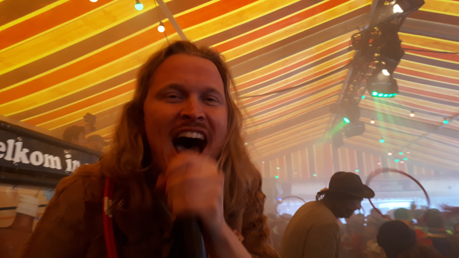 Sander Ottens van de Kapotte Kachels tijdens hun optreden in Tilburg, carnaval 2020.