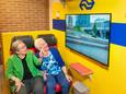 Truus de Bouter-Krachting (links) en Aartje Pieper halen herinneringen op in de treincoupé die sinds kort in verzorgingshuis Elim in Putten staat.