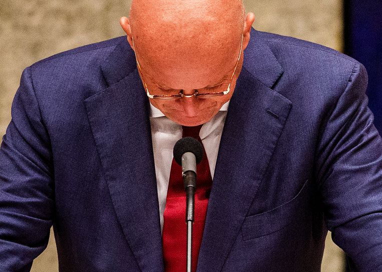 Minister Grapperhaus heeft het woensdagavond moeilijk tijdens het coronadebat in de Tweede Kamer, waarin zijn huwelijksfeest ter sprake komt waarop onvoldoende afstand is gehouden. Beeld Jiri Büller / de Volkskrant