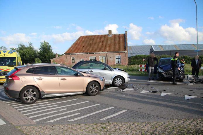 Vier auto's raakten betrokken bij de botsing in Oostkapelle