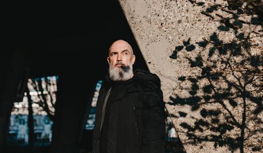 Stand-upper Seppe Toremans maakt eindelijk zijn debuut: ‘Ik heb veel te laat respect gekregen voor de simpele, goed geschreven grap’