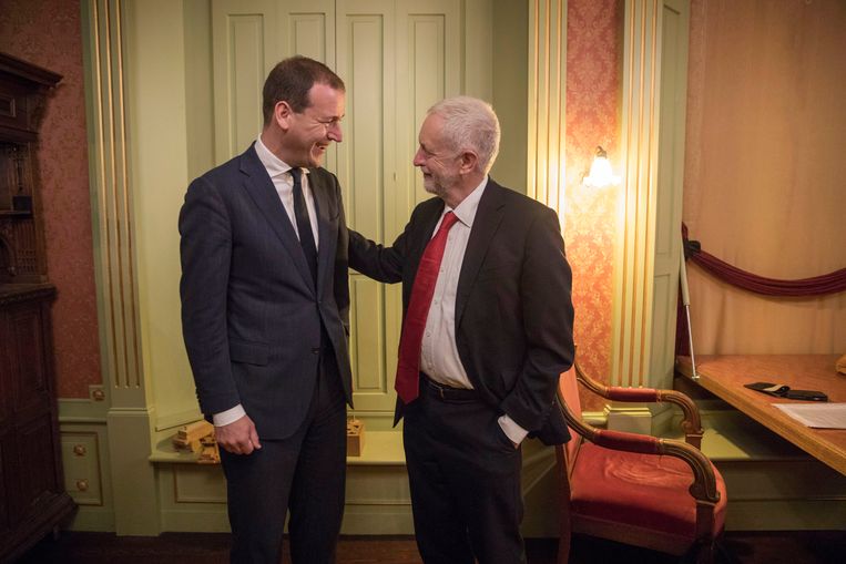Sociaal-democraten onder elkaar: Jeremy Corbyn van de Engelse Labour Party (r) was donderdag op visite bij PvdA-leider Lodewijk Asscher.  Beeld Werry Crone