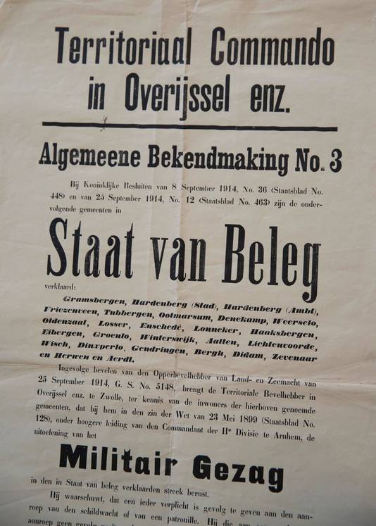Origineel plakkaat uit 1914 waar op staat dat in alle gemeenten in Twente en de Achterhoek die aan Duitsland grenzen, in verband met het uitbreken van de oorlog de Staat van beleg geldt. In bezit van het Erfgoedcentrum Achterhoek en Liemers.