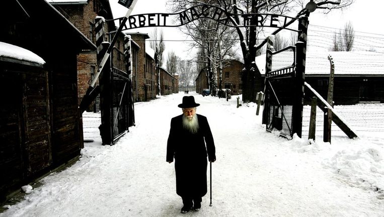 Het bord boven de poort van het concentratiekamp werd in december gestolen. Foto ANP Beeld 