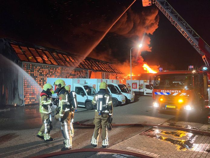 De brandweer is met meerdere eenheden aanwezig.