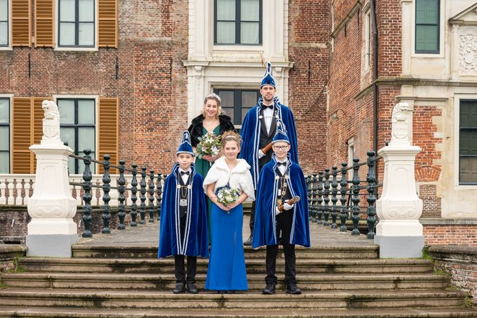 De prinsenparen 2022 van CV De Rossumdaerpers in Vaassen. Achterste rij: Prins Gertjan I en Prinses Eline I.