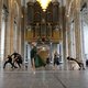 Dansers als levende standbeelden in de immense ruimte van de Eusebiuskerk