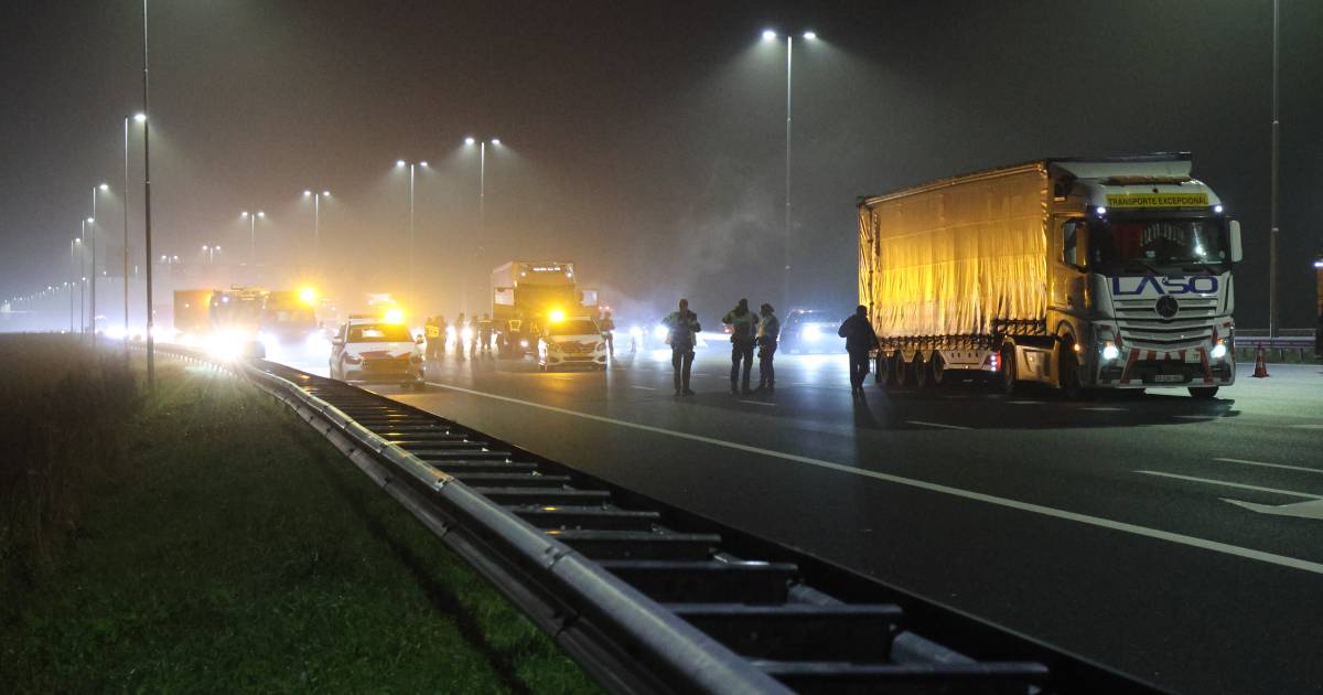 Ongeluk met twee vrachtwagens op A1 bij afrit Deventer: halfuur vertraging.