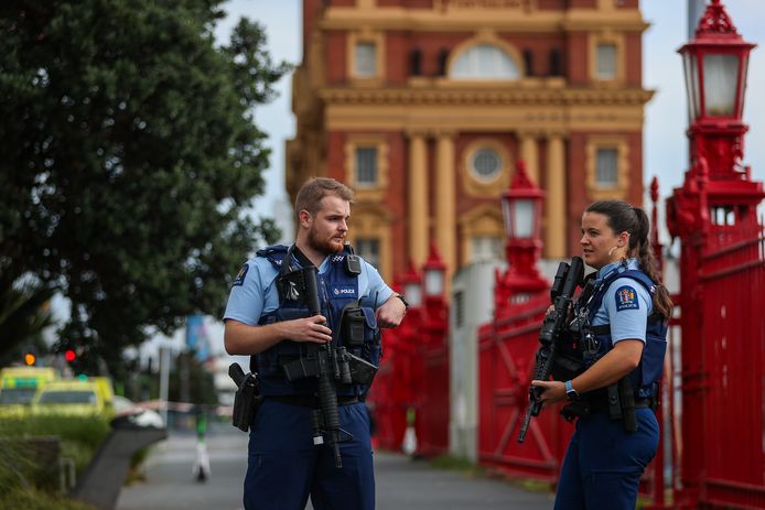 Politieagenten met geweren houden de wacht bij een perimeter in het centrum van Auckland.