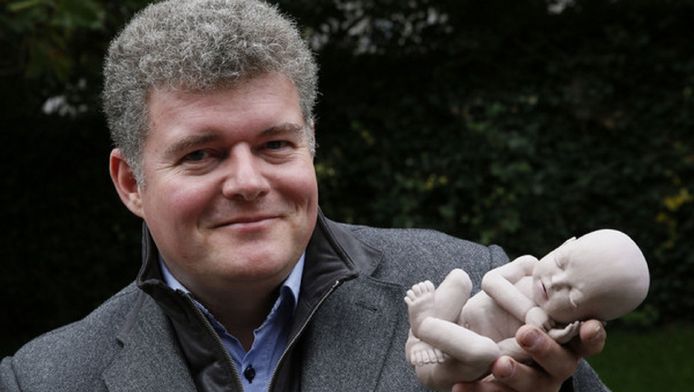 Erwin Kanters met één van de 3D-geprinte baby's