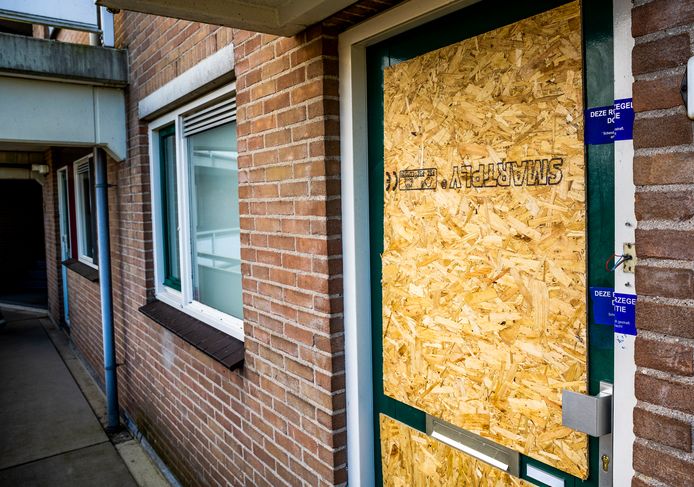 De schutter gebruikte volgens buren stenen om het glas van de voordeur kapot te maken.