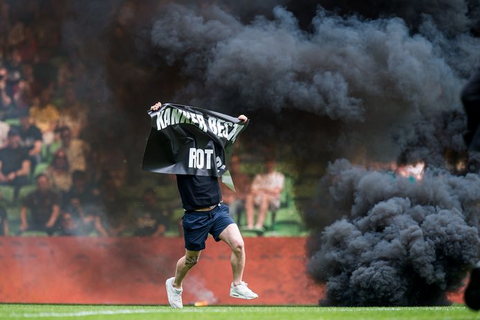 FC Groningen-'supporter' bestormd het veld met een spandoek tijdens de Nederlandse eredivisie wedstrijd tussen FC Groningen en Ajax in het Euroborg stadion op 14 mei.