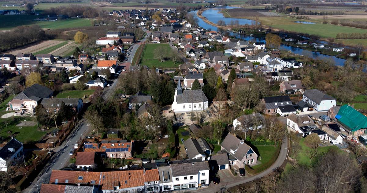 Klinkerwegen in centrum van Rhenoy gaan op de schop voor onderhoud: ruim baan voor leerling-stratenm