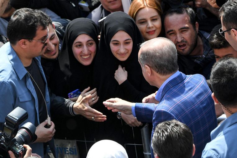 Erdogan groet zijn supporters in Istanbul. Beeld afp