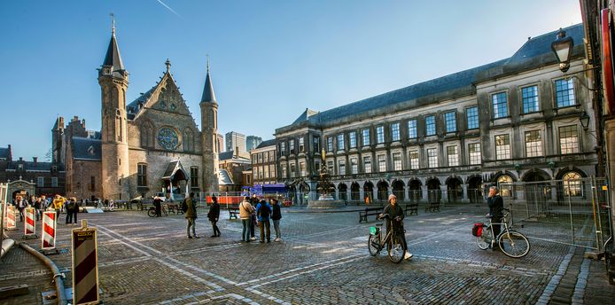 Het oudste deel van het Binnenhof is de Ridderzaal, die stamt uit de dertiende eeuw. In de jaren daarna is er steeds een stukje aan gebouwd.