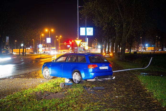 De vluchtauto crashte nabij de A28 bij Nieuwleusen.