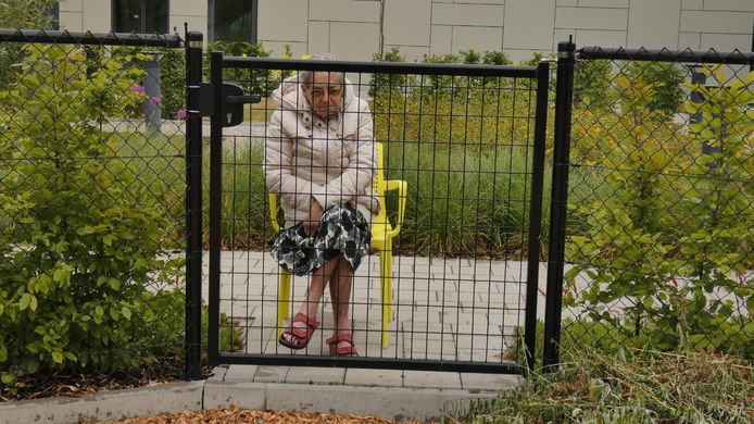 Op een plastic stoeltje aan een hek achteraan het woonzorgcentrum: zo vierde Josette Van Wouwe haar 81ste verjaardag. Vanop vier meter afstand én achter een dranghek mocht haar dochter haar feliciteren.