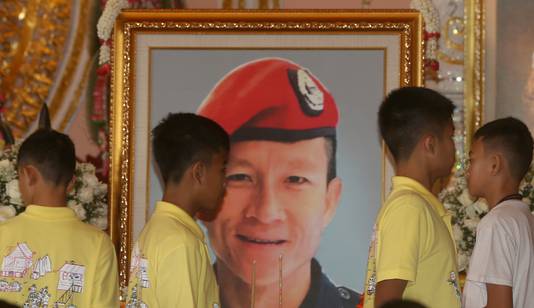 De voetballertjes betuigen hun respect aan het portret van Saman Gunan, die overleed tijdens de reddingsactie.