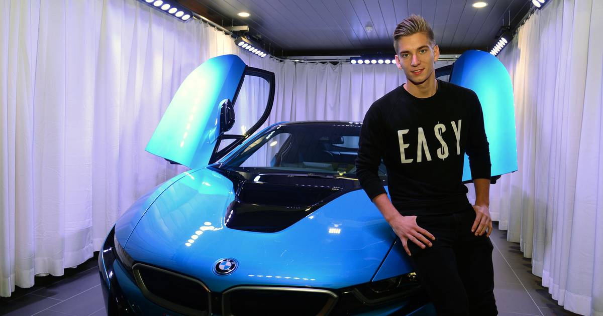 Dennis Praet haalt BMW i8 op bij garage Van Avondt | Herent | hln.be