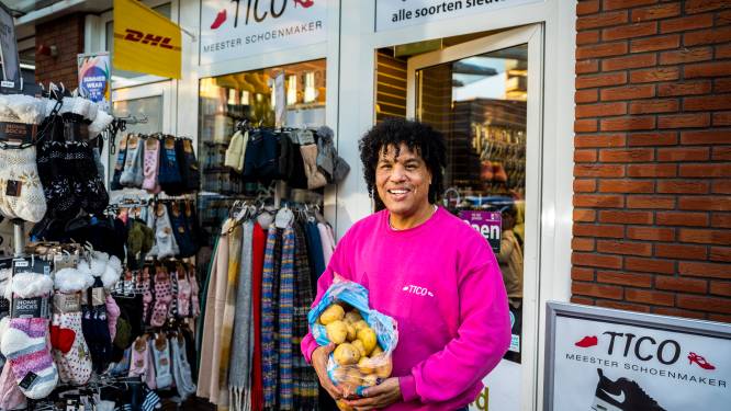 Tico deelt 1000 zakken aardappelen uit in Zoetermeer: ‘Voor mensen die het moeilijk hebben’