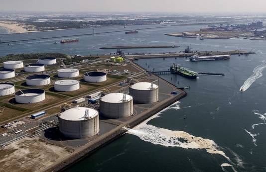 Luchtfoto van de LNG-terminal op de Maasvlakte.