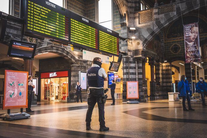De man is veroordeeld tot een celstraf van 22 maanden en een boete van 8.000 euro. Zijn broer, die mee dealde, kreeg dezelfde straf opgelegd.