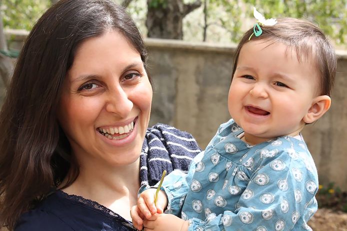 De Brits-Iraanse gevangene Nazanin Zaghari-Ratcliffe en haar dochtertje Gabriella.