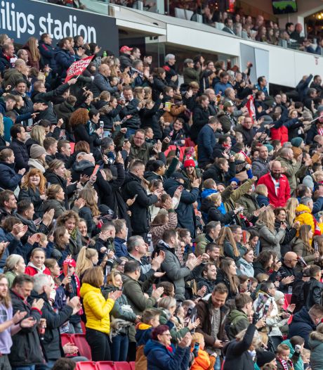 PSV-vrouwen spelen voor recordaantal toeschouwers in het Philips Stadion: ‘Dat moeten ze vaker doen’