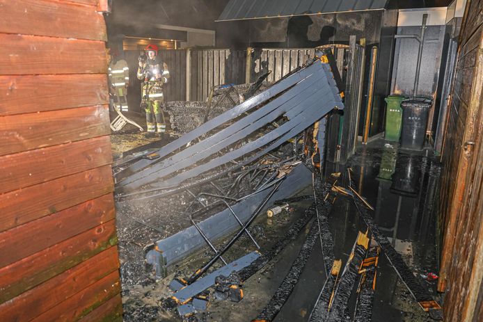 Schuur op Urk brandt uit na drie branden in een week tijd.