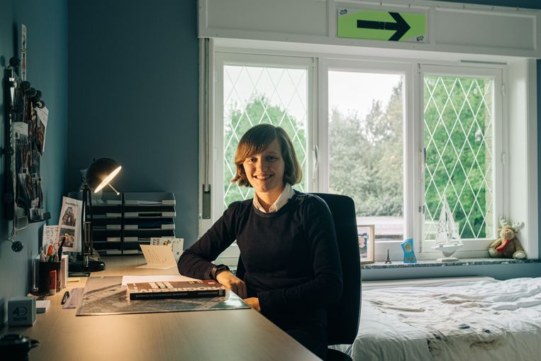 Céline Serpieters (20) woont in: Beauvoorde, nabij Veurne. Studeert derde jaar educatieve bachelor secundair onderwijs Frans-Latijn aan de Arteveldehogeschool Gent. Route: met de auto naar het station van Veurne, daarna op de trein, en met de fiets naar school. Reistijd: 1 uur 30 minuten Beeld Wouter Van Vooren