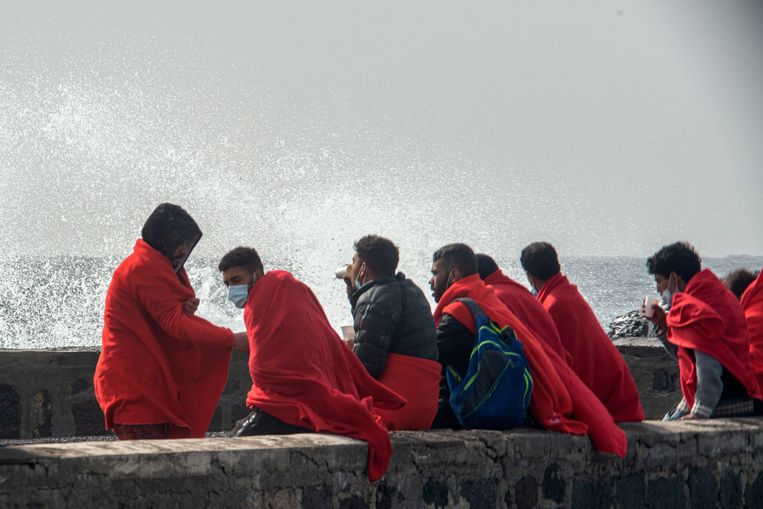 Van zee geplukte migranten in de haven van Arrecife op Lanzarote. Beeld EPA