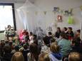 Radio 2-omroeper Michaël Janart kwam voorlezen in de nieuwe schoolbib De Wondergrot van basisschool Het Wonderbos in Ingelmunster.