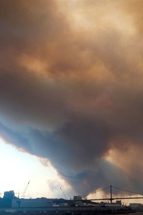 
Des milliers de personnes fuient un incendie “sans précédent” dans l’est du Canada