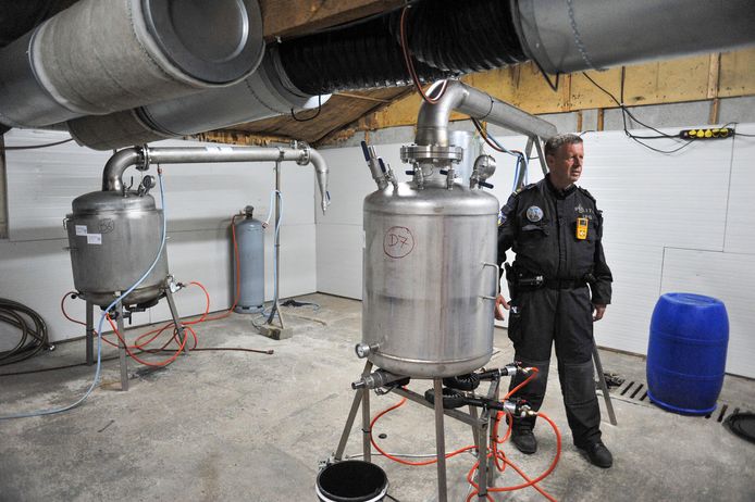 De politie trof in een loods in Nederweert een groot lab voor Crystal Meth aan. De kristalachtige drug wordt onder gemaakt met behulp van ketels.