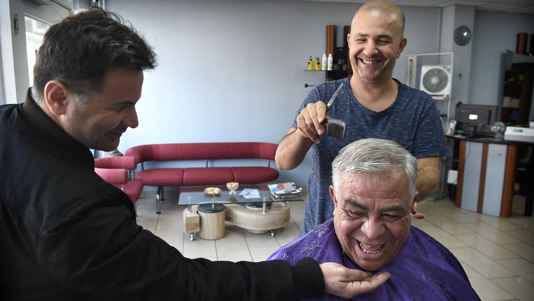 Kapper Aslan Isik knipt Mehmet Koçöz Beeld Marcel van den Bergh