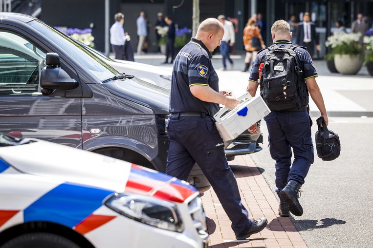 De politie kwam gisteren massaal ter plaatse na de kunstroof. Beeld ANP