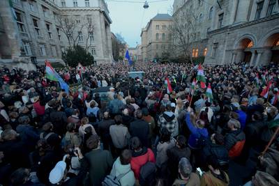 Duizenden Hongaren eisen ontslag premier Orbán na beschuldiging van corruptie